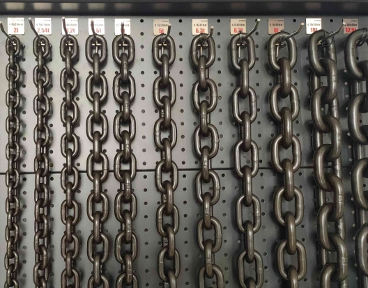 The lifting chain is made of manganese steel 